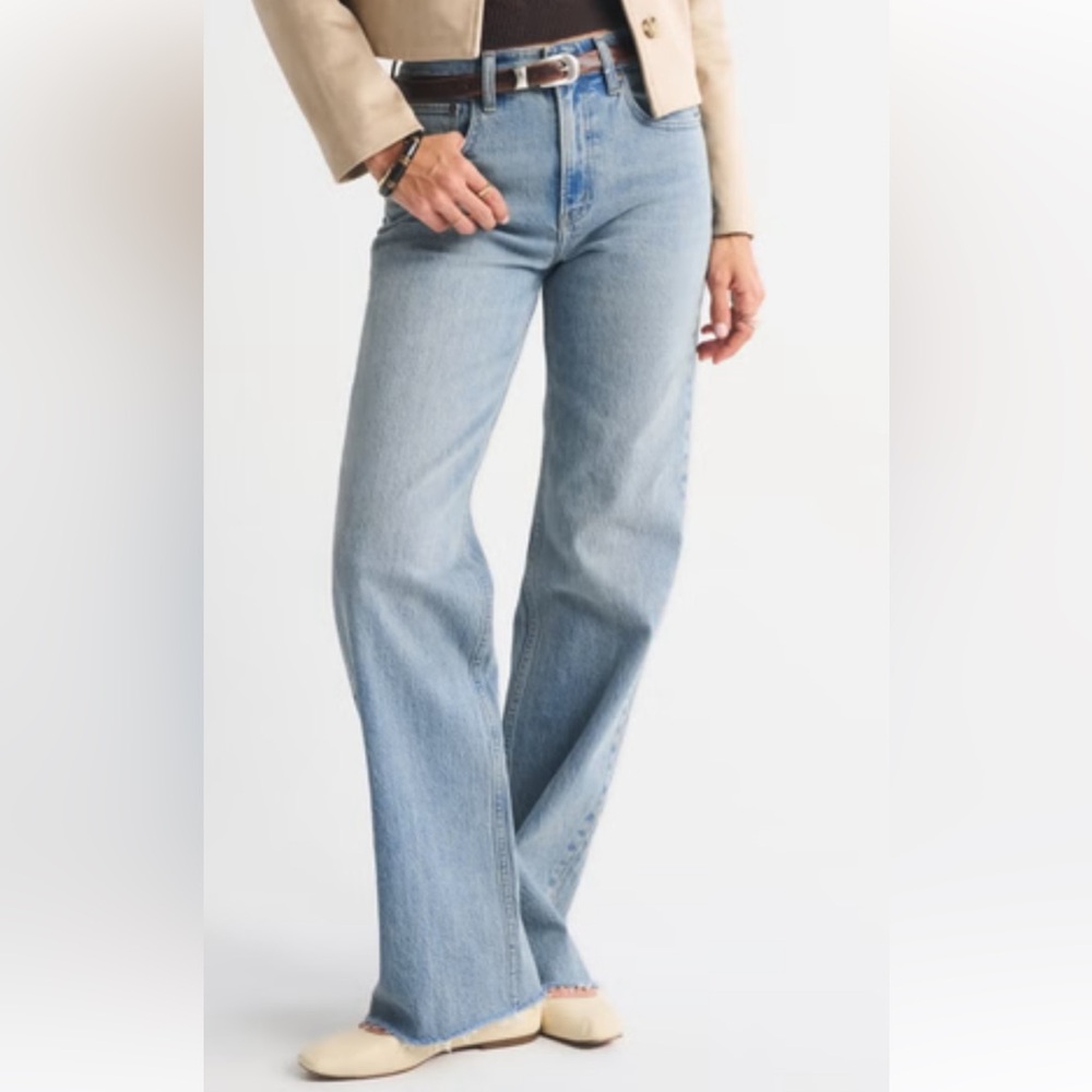 Abercrombie & Fitch the 90s relaxed high rise 
Curve love fit jeans